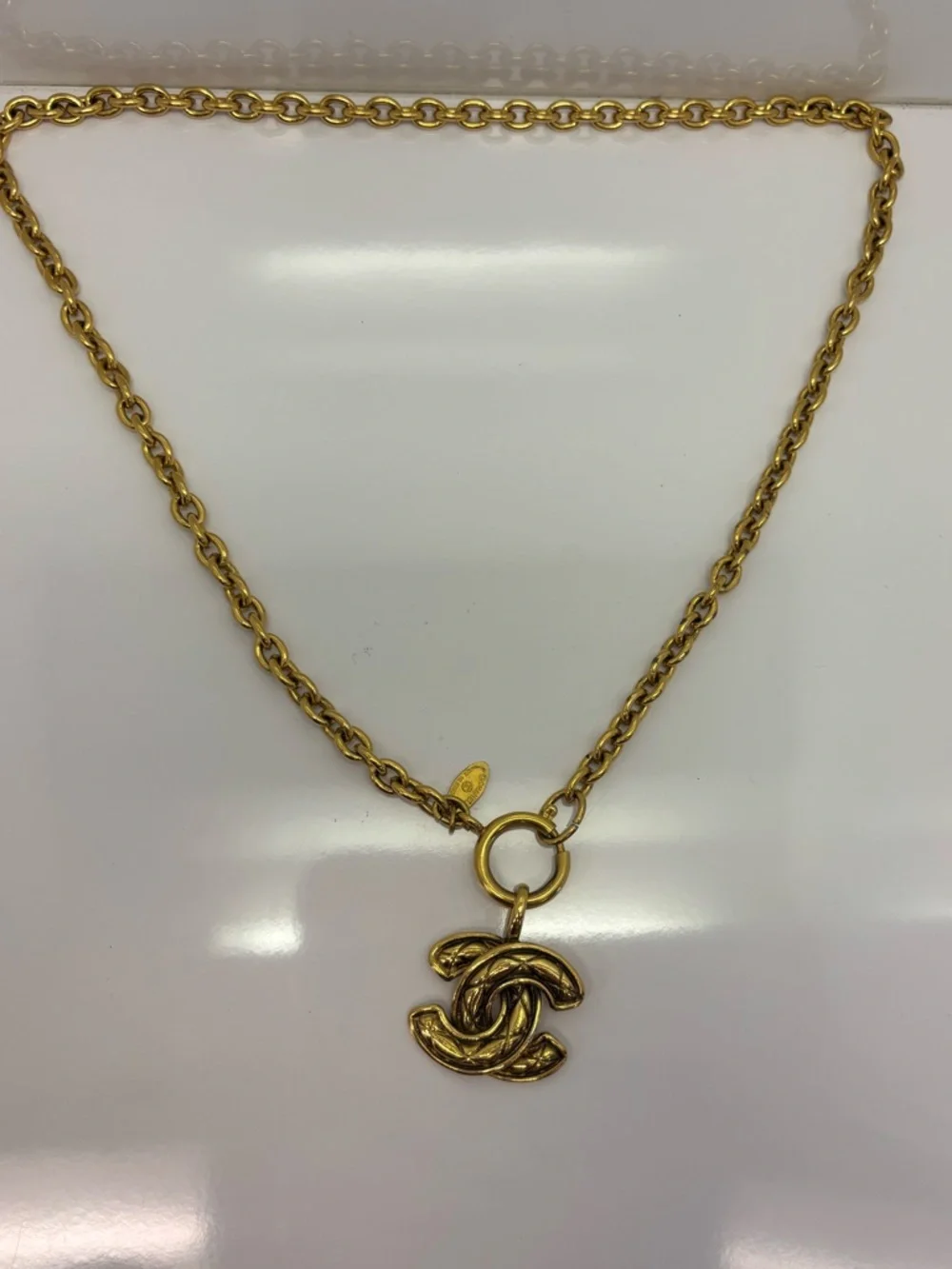 CHANEL Vintage quilted CC Necklace with Interlocking Logo Pendant - Picture 2 of 4